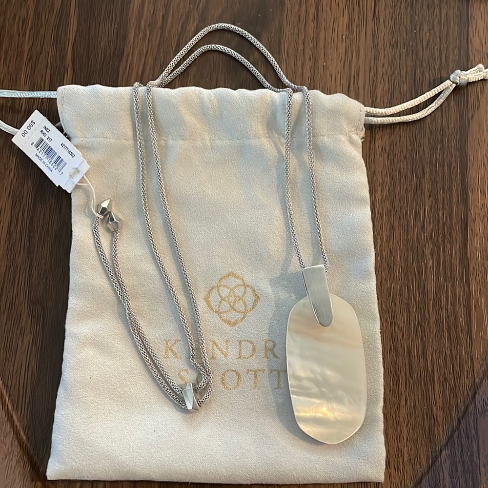 NWT Kendra Scott Inez pendant necklace in Ivory Pearl/Silver